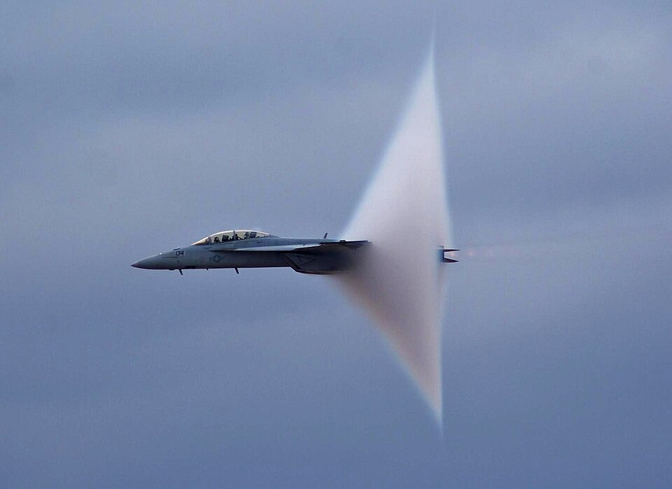 Image 4:The Impossible Hexagon: Robotic Observatory in Japan Films a UFO Creating a Supersonic Shockwave