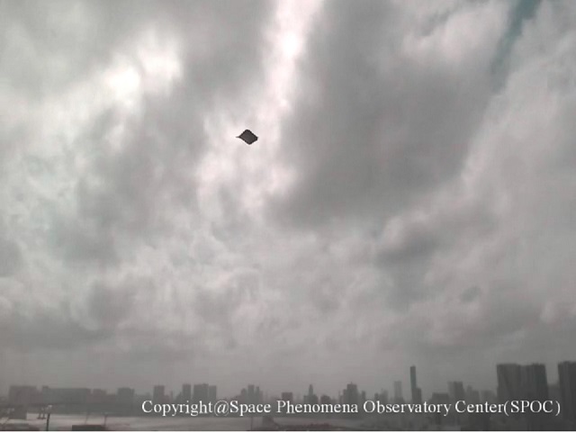 Image 2:The "Black Manta" of Tokyo Bay: Robotic Observatory Captures a Bizarre, Living UFO
