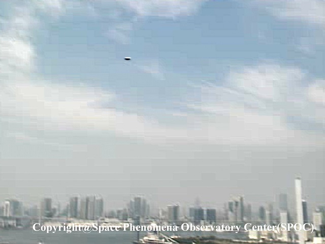 Image 2:The Perfect Ellipse: Robotic Observatory Captures a Flawless, Two-Toned UFO Over Tokyo Bay