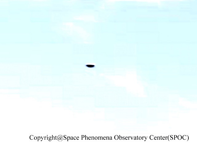 Image 1:The Perfect Ellipse: Robotic Observatory Captures a Flawless, Two-Toned UFO Over Tokyo Bay