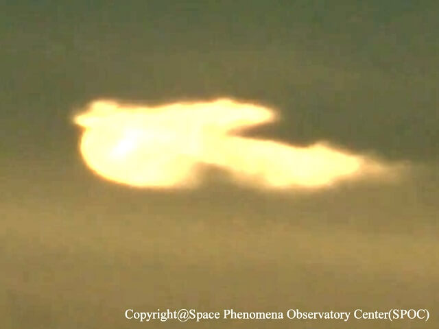 Image 1:A Real-Life Phoenix? Massive "Firebird" UFO Photographed Over Tokyo, Bringing Good Fortune to Witnesses
